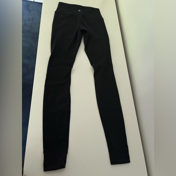 Lululemon Wunder Under pants with blue colour-blocked panels. - Picture 3 of 7